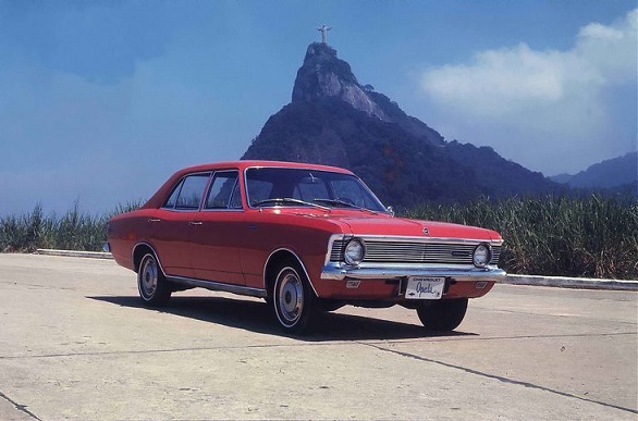 Chevrolet Opala Sedã 4 portas 1968 vermelho em frente ao Corcovado