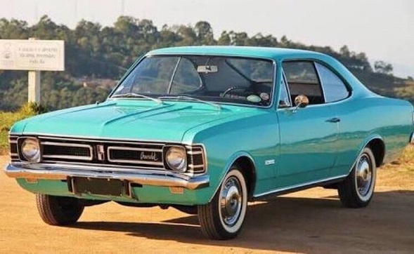Chevrolet Opala Cupê 1972 azul em estrada de terra