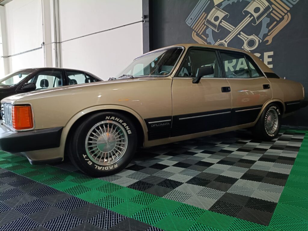 Lateral do Opala Diplomata 1987 6 cilindros