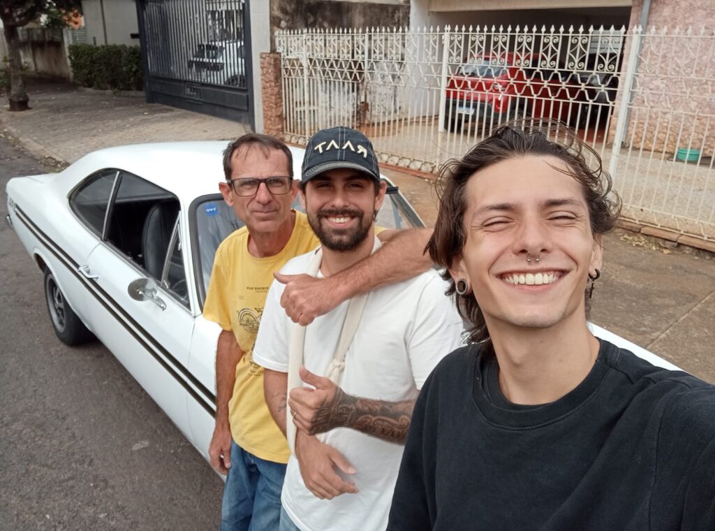 Adalberto Balko e seus filhos com o Opala, para matéria Louca por Opalas