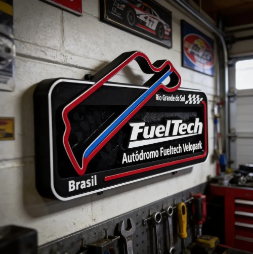 Placa decorativa na oficina da pista Velopark Fueltech - Louca por Opalas